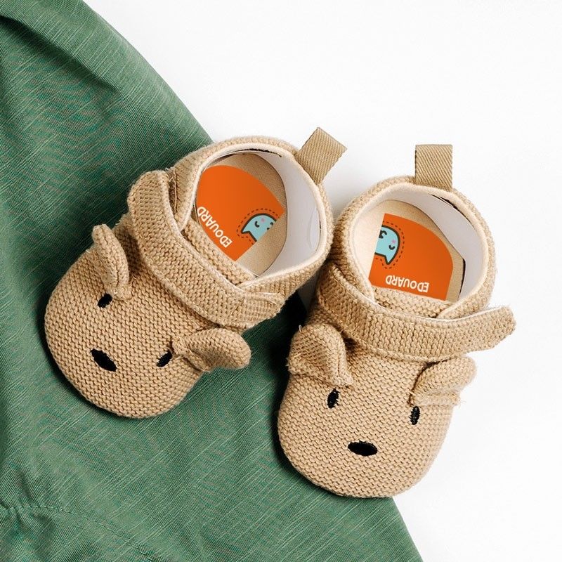 chaussure avec etiquette rouge